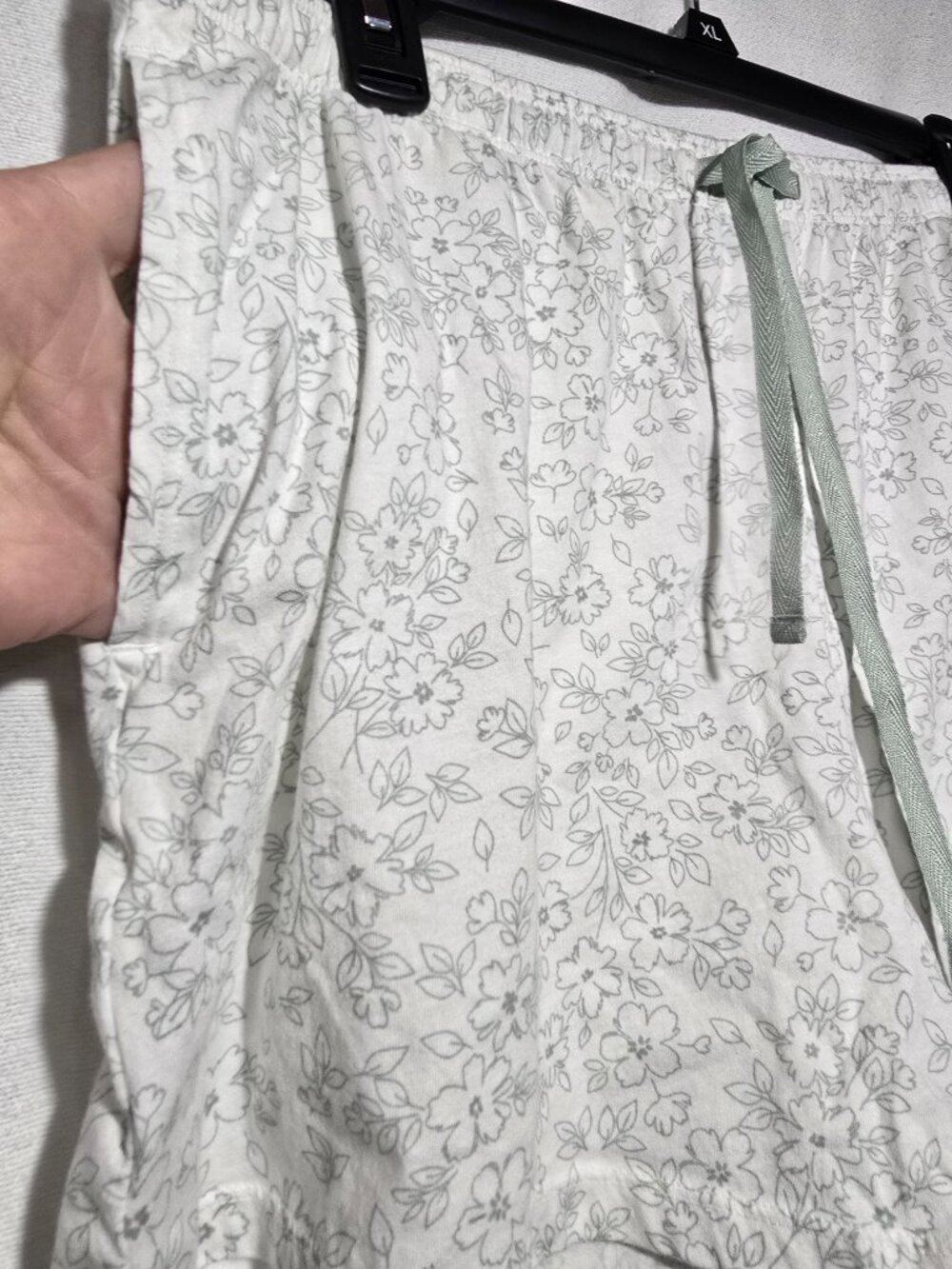 Felina White Gray Floral Lounge Shorts Pajama Bottoms Pockets Drawstring XL NWOT - Picture 4 of 12